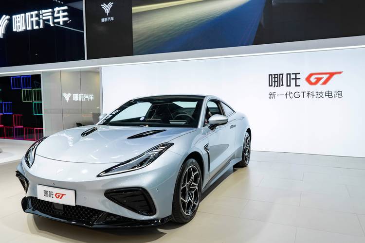 广州30哪吒汽车在智能汽车领域的表现，领途汽车在新能源汽车市场中的影响力